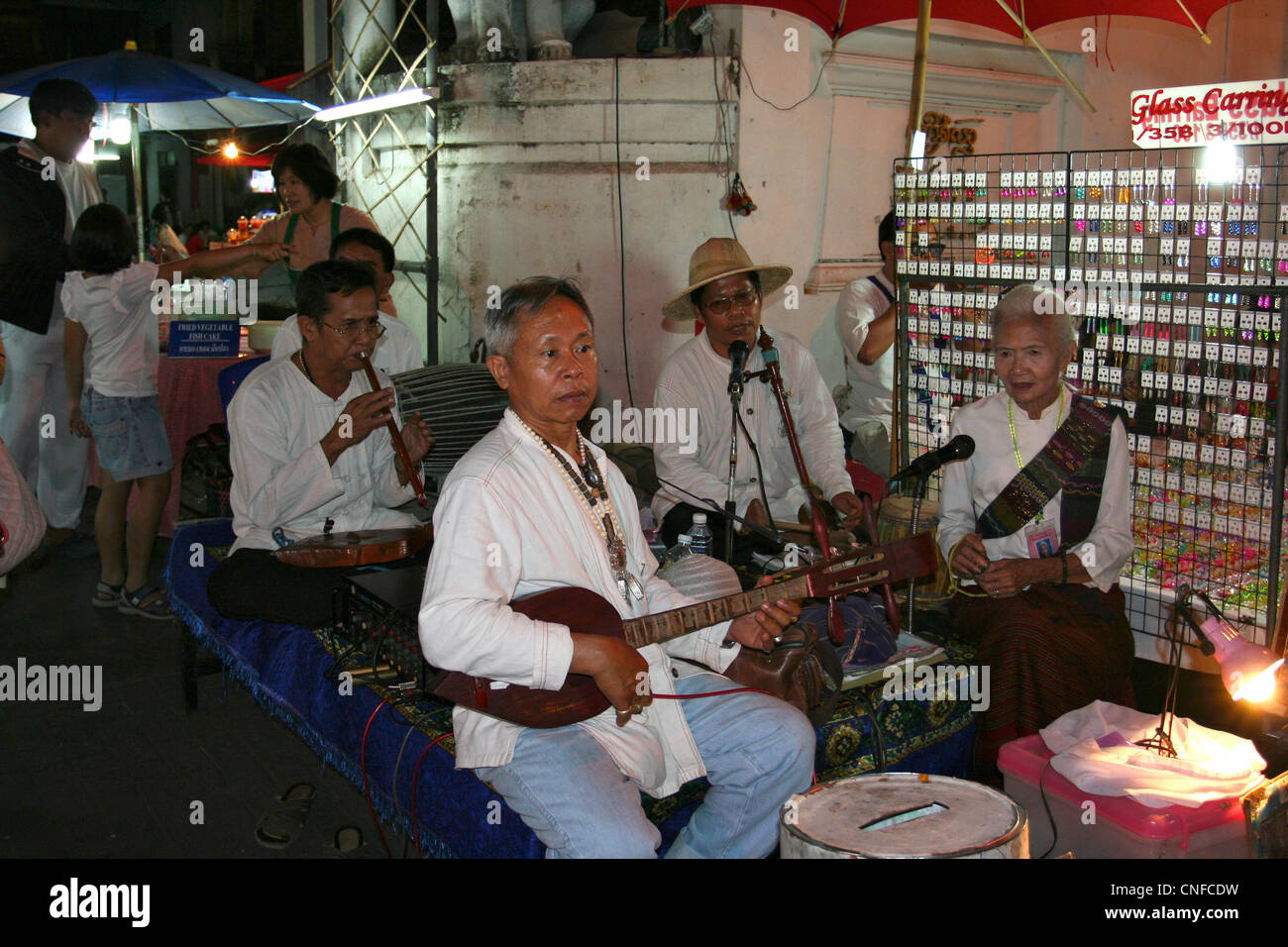 Einheimische Lanna-Musiker spielen traditionelle Instrumente auf der People Walk Street, tanon rachdumnean, Chiang Mai, Thaialnd Stockfoto
