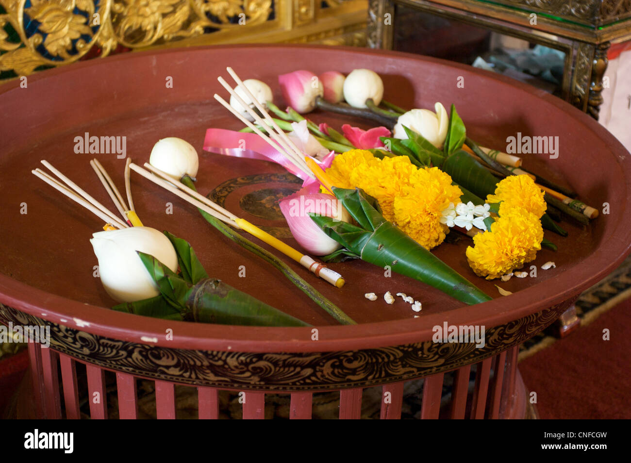Blumen auf traditionellem Tablett, lanna thai, Wat pra Sing, Chiang Mai, Thaialnd Stockfoto