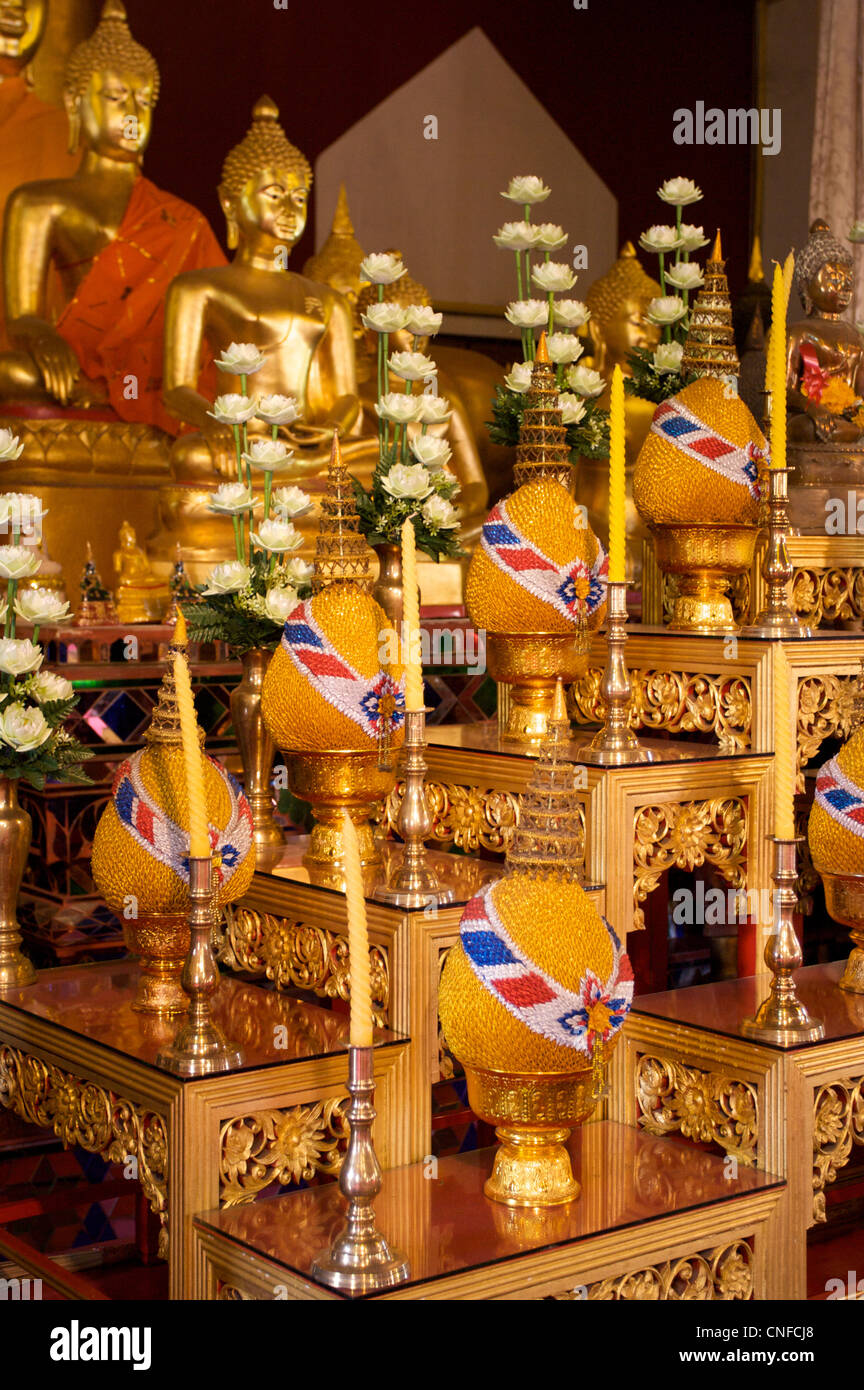 Buddha-Bilder auf dem Altar dekorativ mit Opfern, Wat Prasing Tempel, Chiang Mai, Thailand Stockfoto
