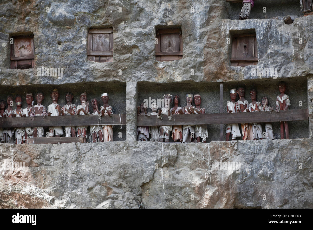 Indonesien, Sulawesi, Tana Toraja Bereich des Suaya Dorfes, König Steindenkmal Gräber mit hölzernen Tau Tau Bildnisse der Toten. Stockfoto