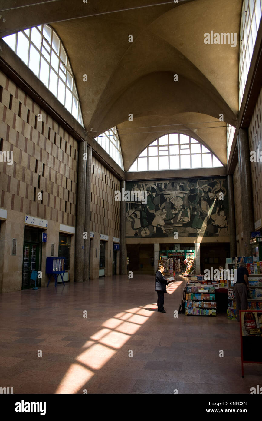 Die Haupthalle des Bahnhofs Debrecen in Ungarn ist ein wichtiger Verkehrsknotenpunkt, der sowohl für den regionalen als auch für den internationalen Eisenbahnverkehr verkehrt. Der Bahnhof ist ein wichtiges Tor zur Stadt und der Umgebung. Stockfoto