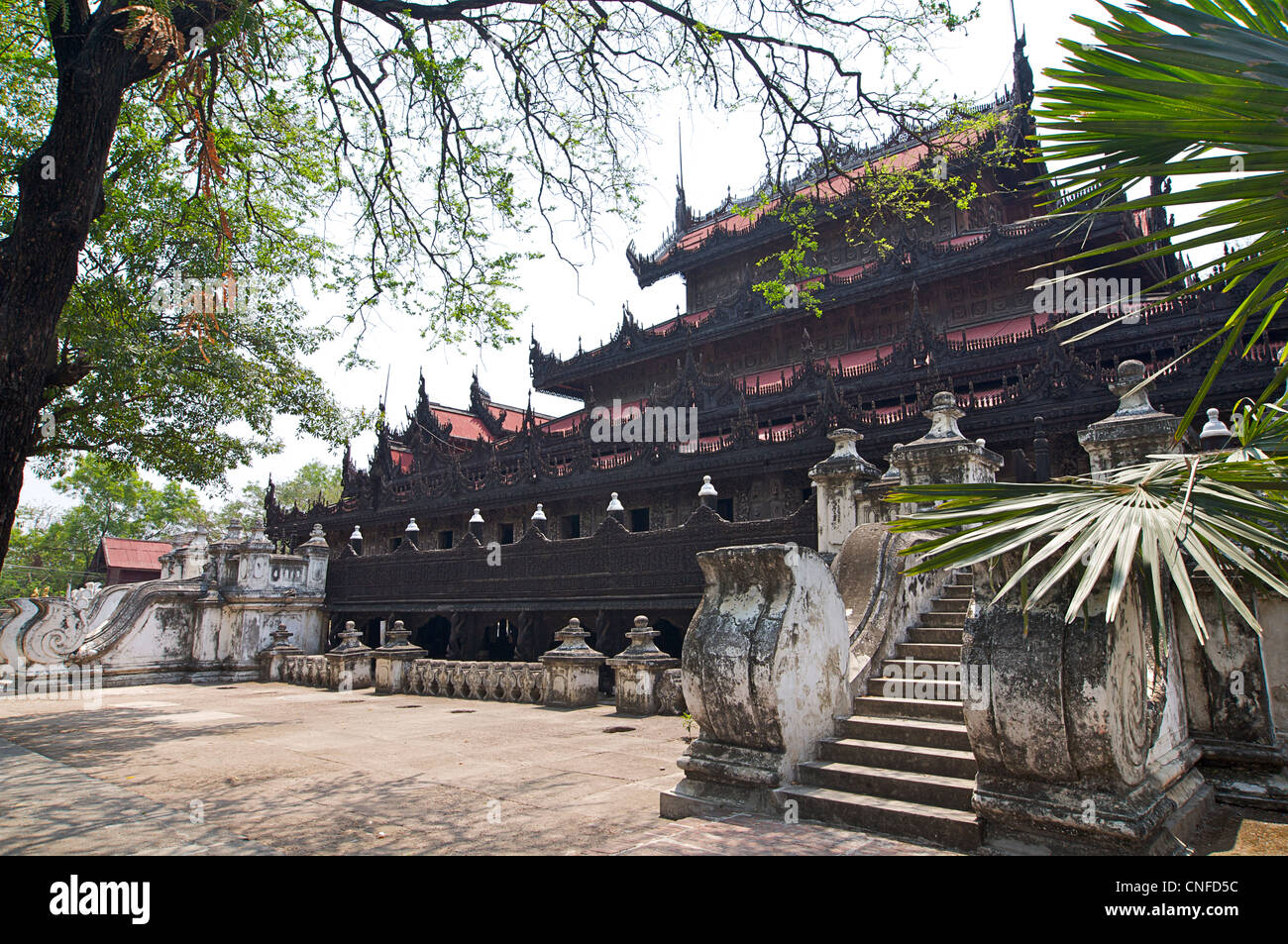 Teakholz geschnitzte Kloster Shwenandaw Kyaung in Mandalay, Burma. Myanmar Stockfoto