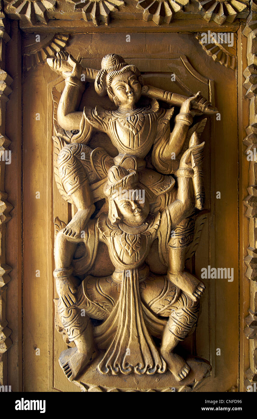 Detail der geschnitzte Tür. Atum Asche Kyaung oder Atumashi Kloster, Mandalay, Birma. Myanmar Stockfoto