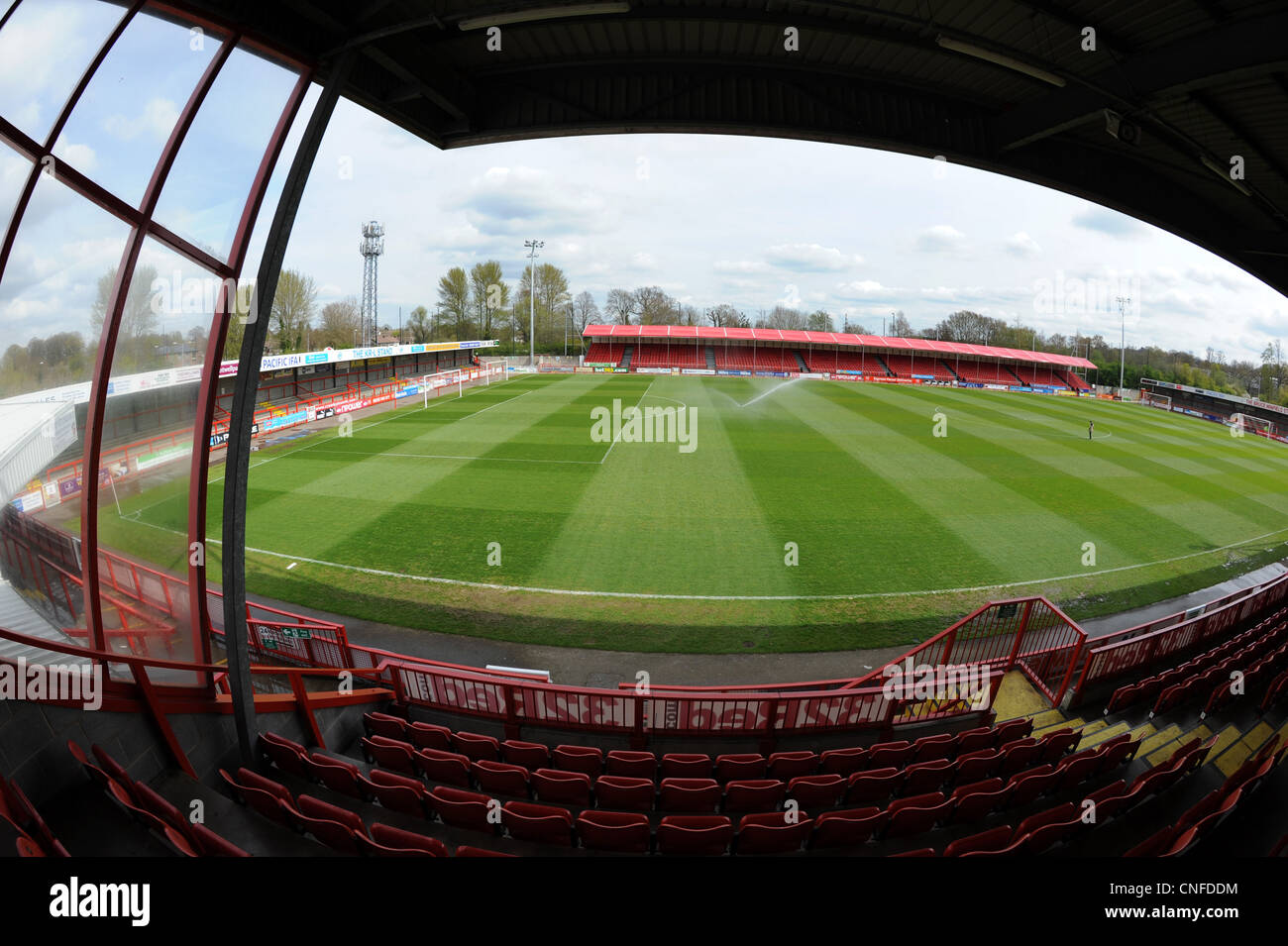Innenansicht Broadfield Stadium, Heimat von Crawley Town Football Club Stockfoto