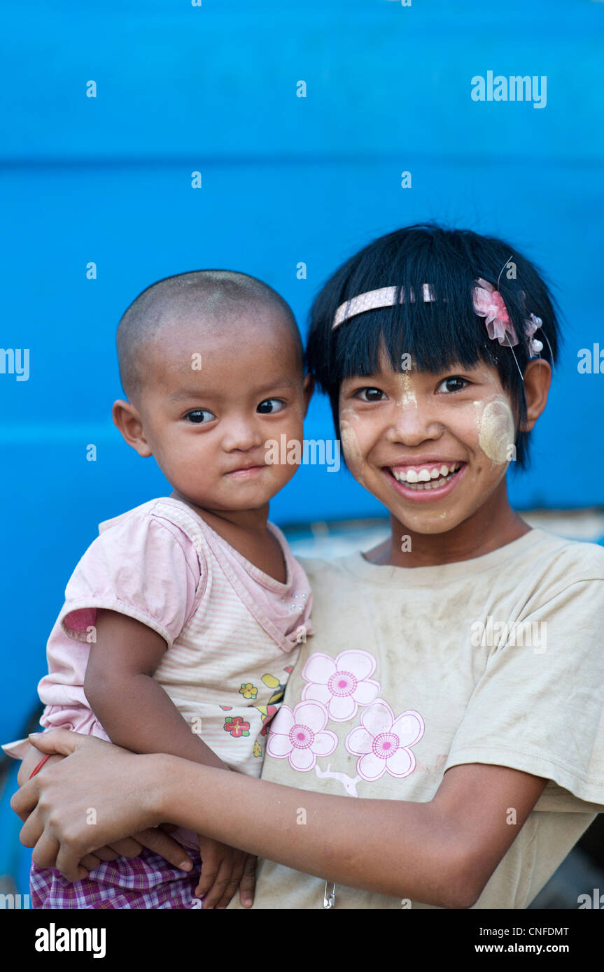 Burmesische Schwestern, Mandalay, Birma. Myanamr Stockfoto