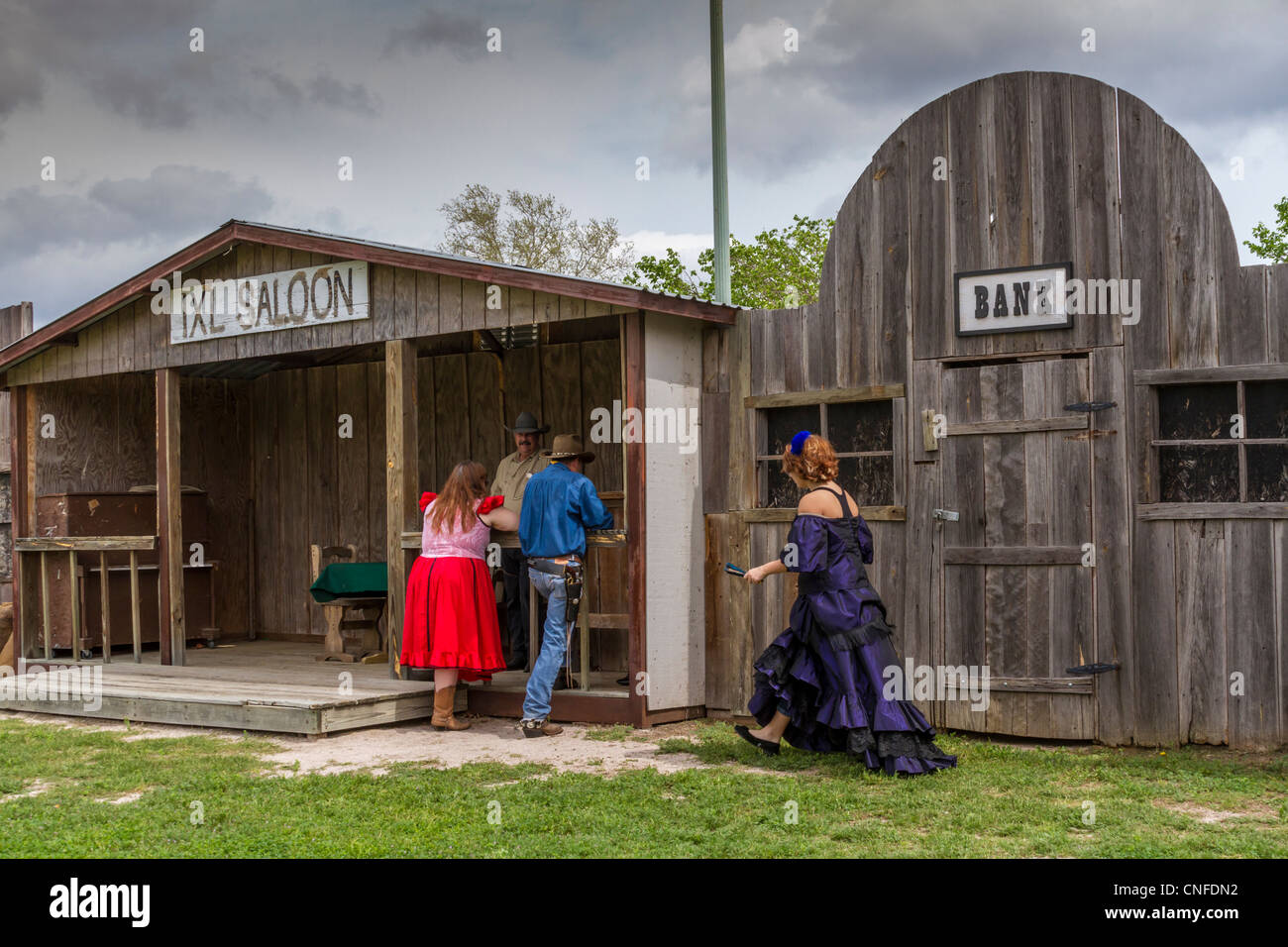 Gunfight Tourist Show in Burnett, Texas, ein Feature der Austin Steam Train Association Railroad Rides and Tours. Stockfoto