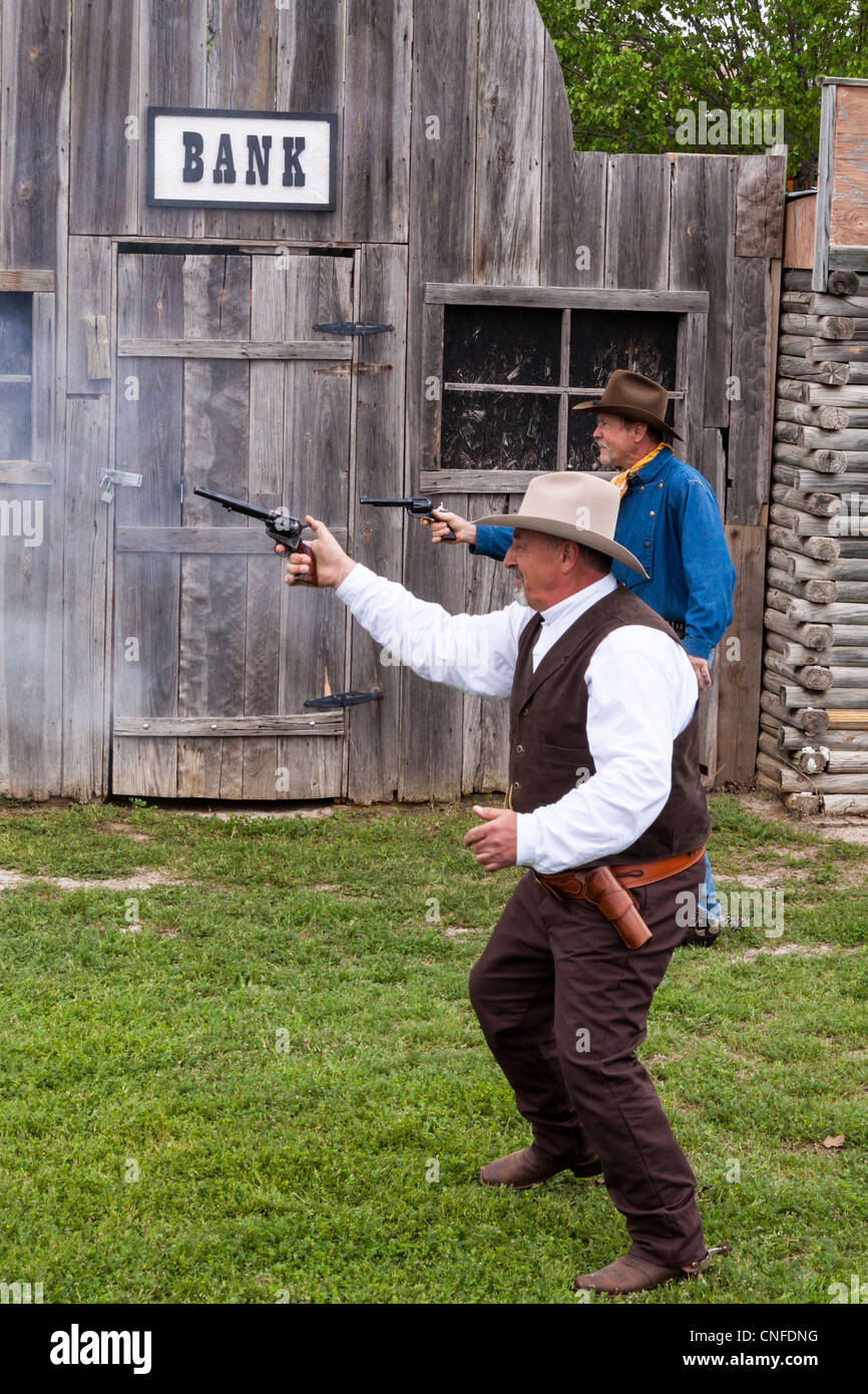 Gunfight Tourist Show in Burnett, Texas, ein Feature der Austin Steam Train Association Railroad Rides and Tours. Stockfoto