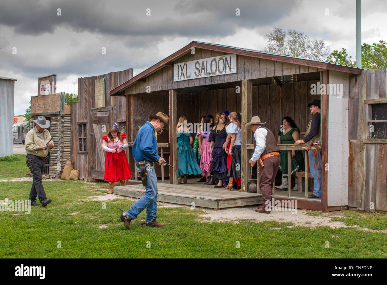 Gunfight Tourist Show in Burnett, Texas, ein Feature der Austin Steam Train Association Railroad Rides and Tours. Stockfoto