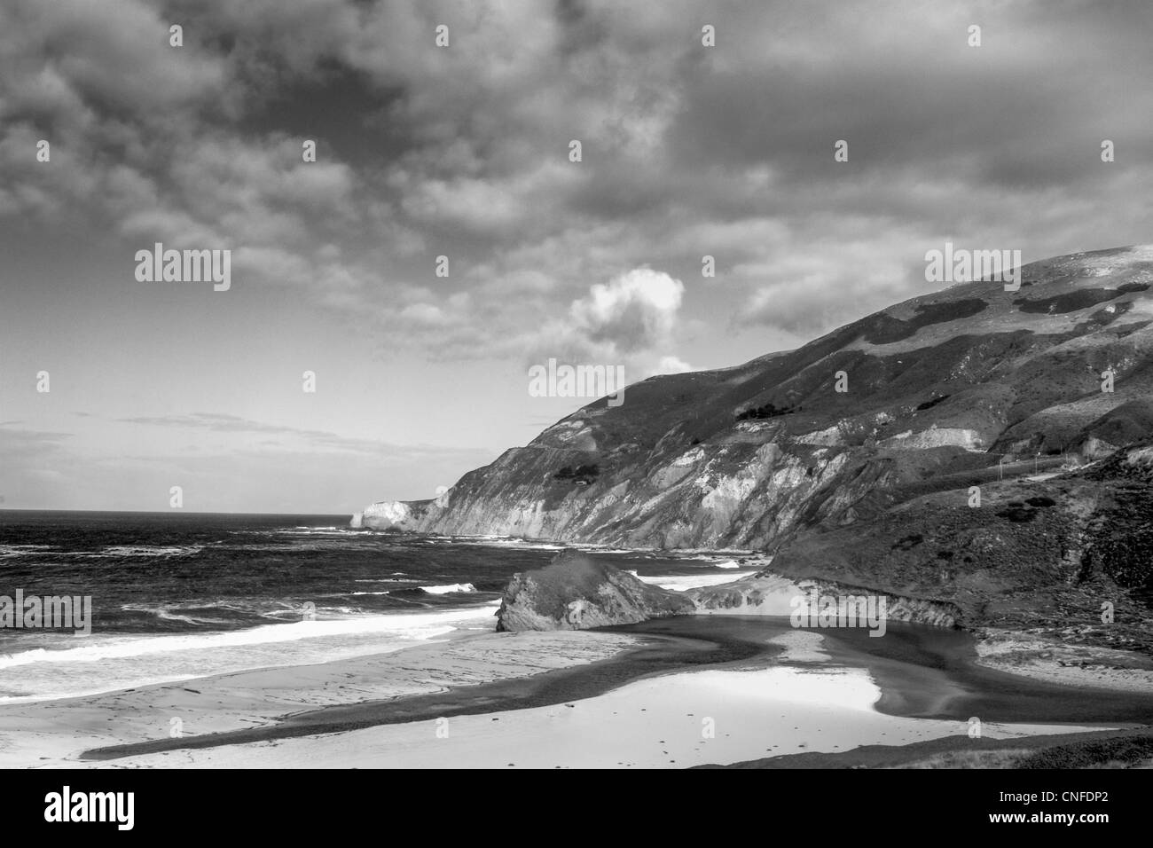 "Black And White" Bild des Pazifischen Ozeans Strandszene am California scenic Highway SR1 (State Road 1). Stockfoto