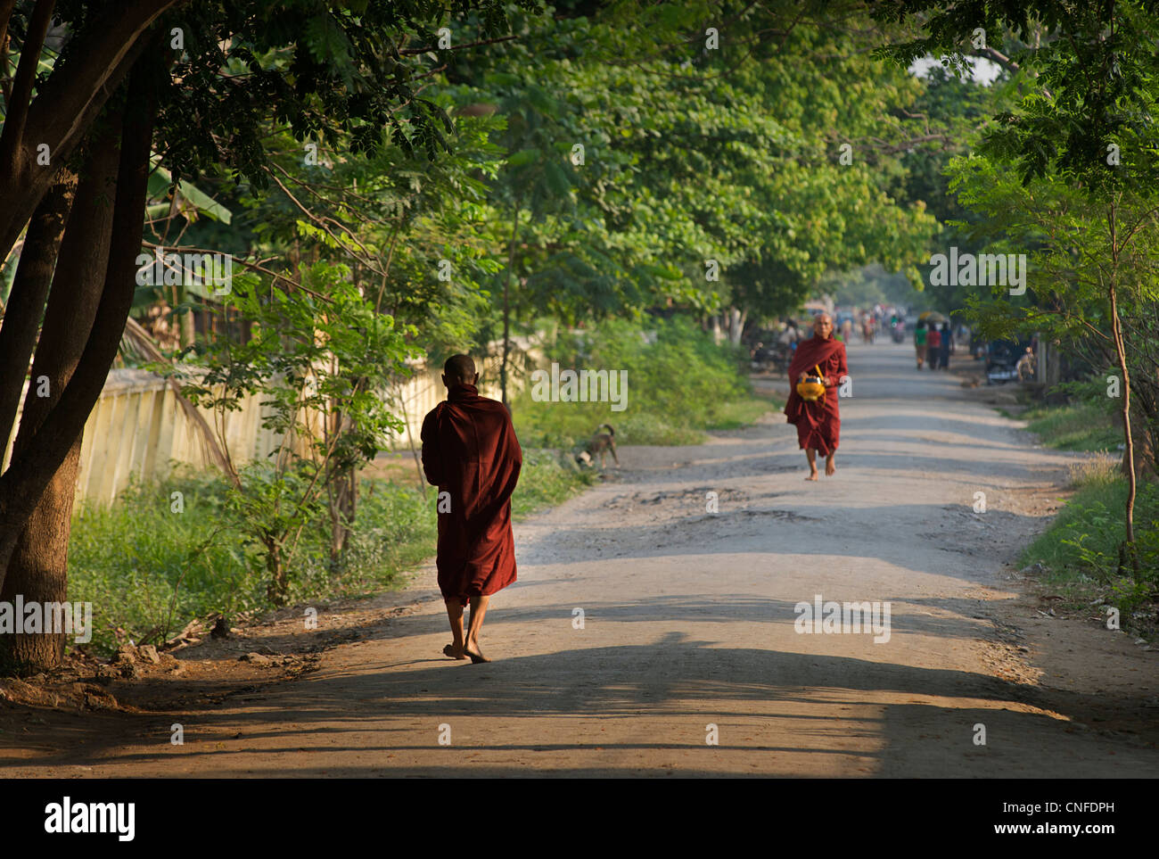 Mönche wandern durch die Straßen von Mandalay, Almosen, Burma Stockfoto