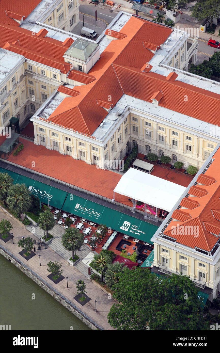 Luftaufnahme von Empress Place Gebäuden und Raffles Landeplatz auf dem Singapore River. Stockfoto