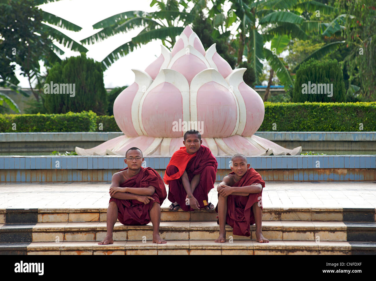 Drei Mönche sitzen auf Stufen zusammen, Pyin Oo Lwin, in der Nähe von Mandalay, Burma Stockfoto
