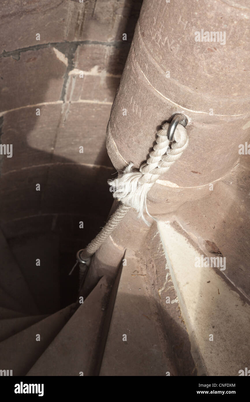 Steilen Stein Schritte in kreisförmige Treppe hinunter Turm in Kirche oder Schloss Stockfoto