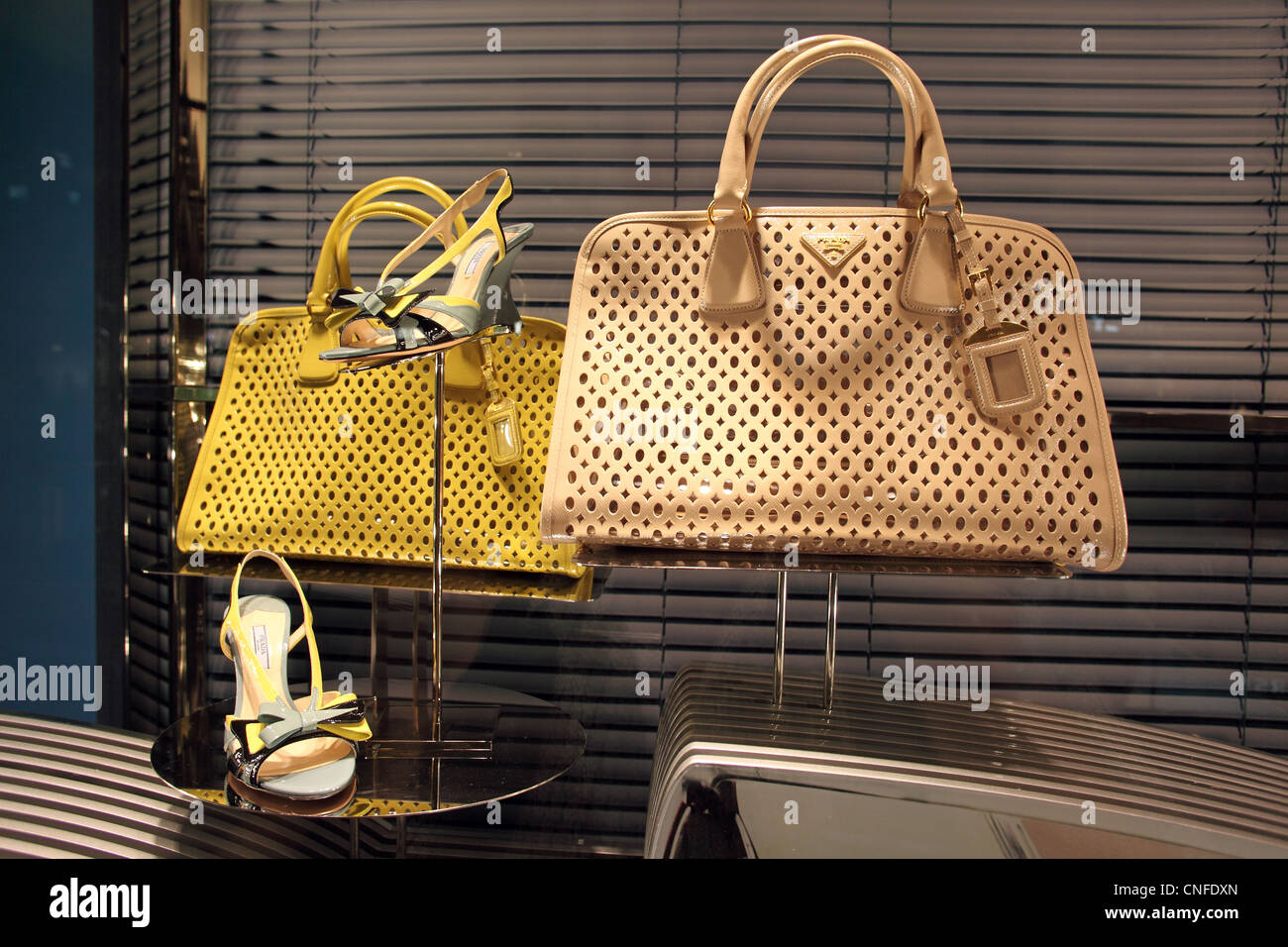 Luxus Prada Handtaschen und Schuhen mit hohen Absätzen in Schaufenster in Marina Bay Sands, Singapur Stockfoto