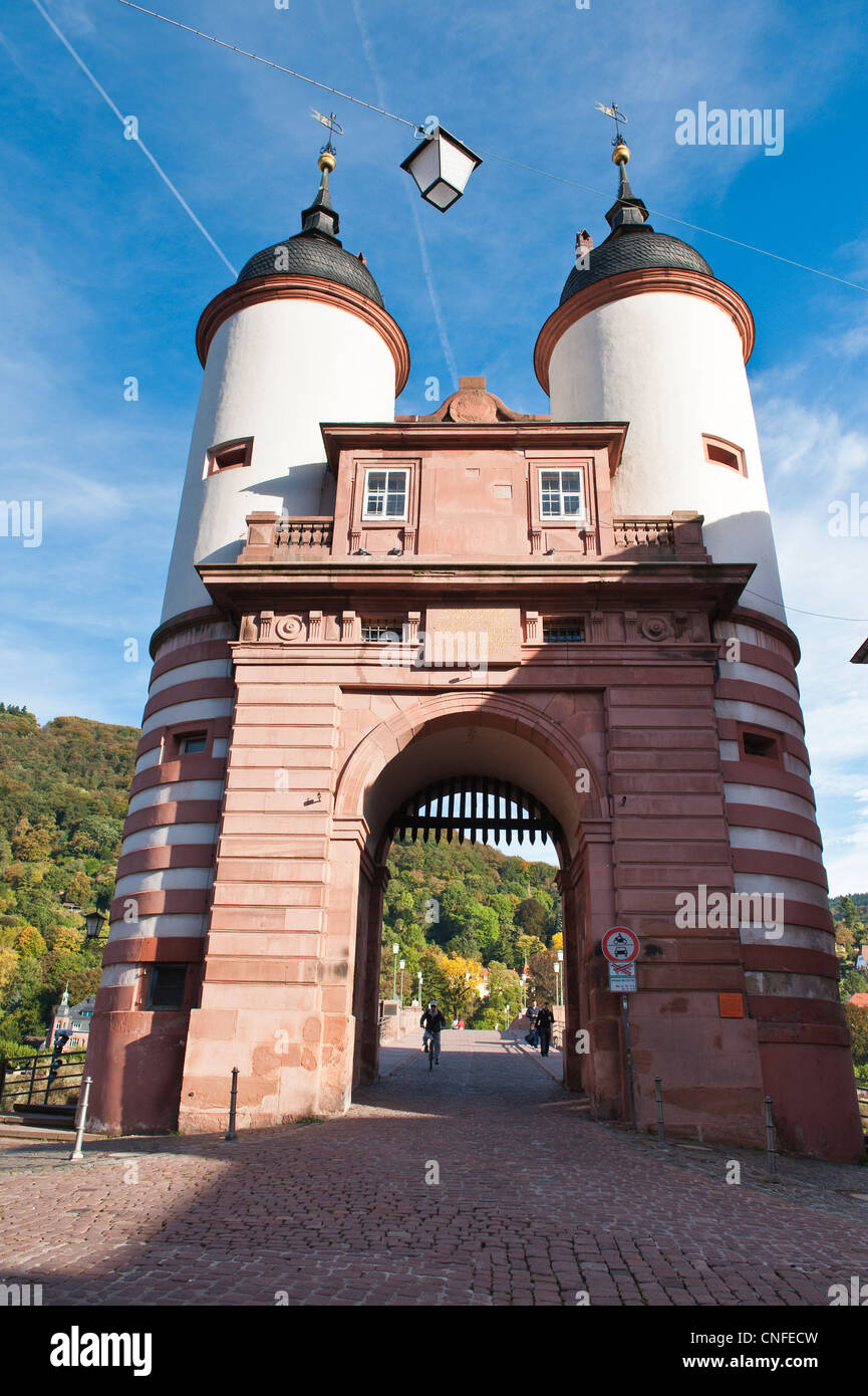 Altes Brückentor der Alten Brücke oder 'Alte Brücke' in der Altstadt, Heidelberg, Deutschland. Stockfoto