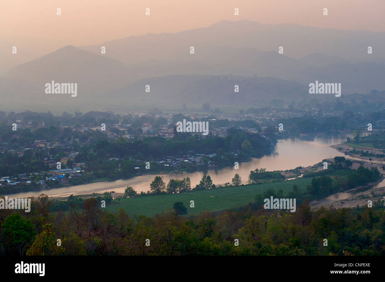 Blick auf Hsipaw in der Abenddämmerung aus 5 Buddha Hill. Burma Stockfoto