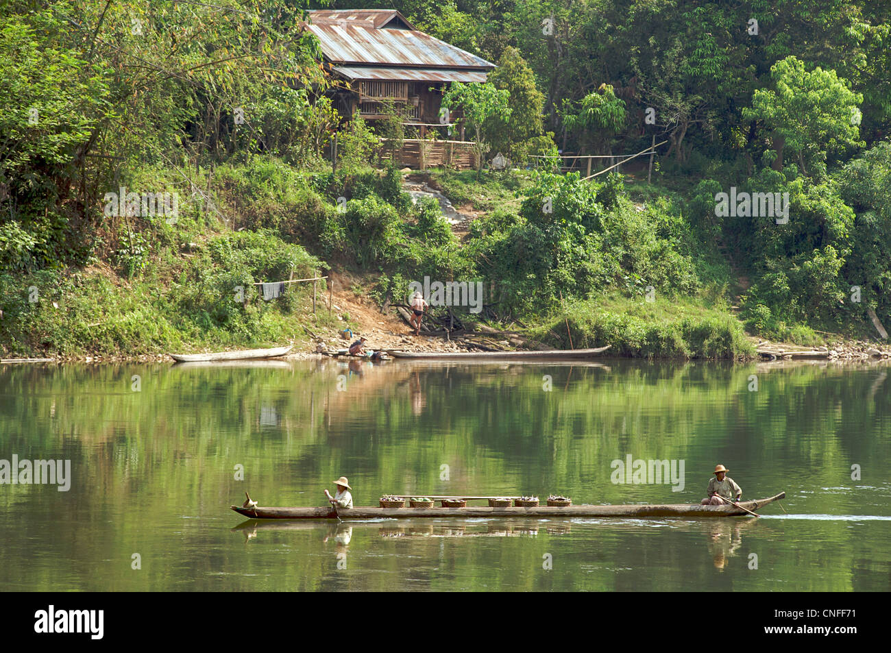 Kanu-Transport. Riverine Leben, in der Nähe von Hsipaw, Shan-Staat, Burma. Myanmar. Myitnge River Stockfoto