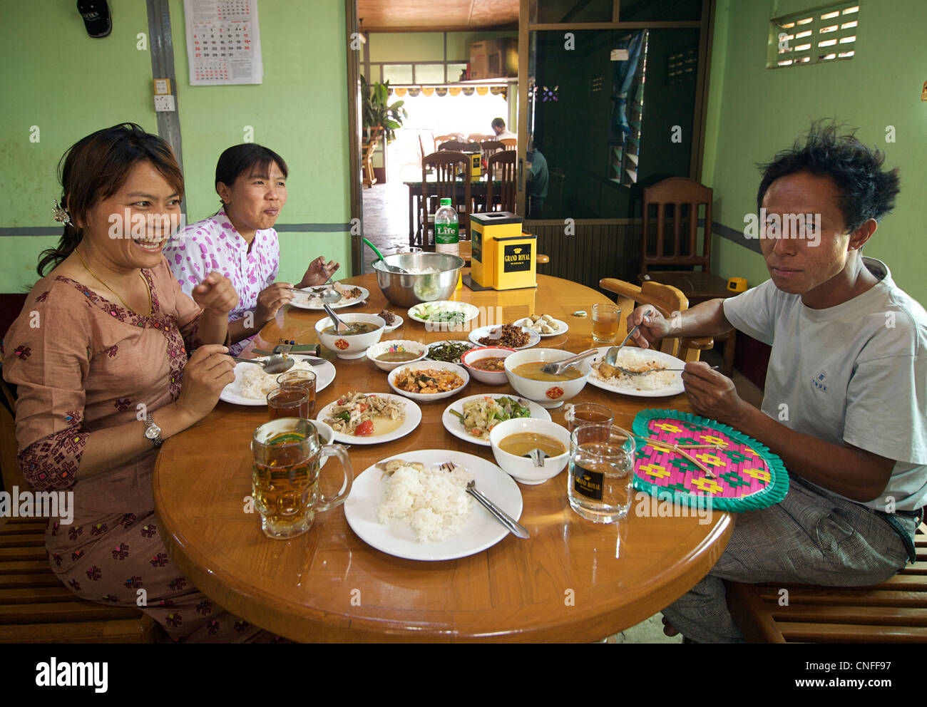 Burmesische Freunde beim Mittagessen in einem Restaurant am Straßenrand. Shan-Staat, Birma Stockfoto