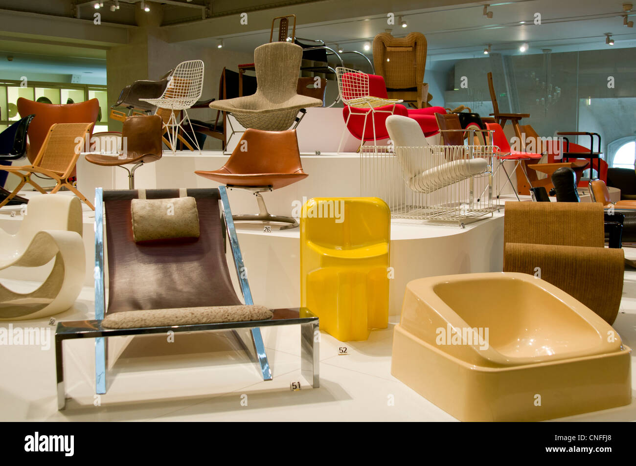 Stühle auf dem Display in der dekorativen Kunst-Museum, Paris, Frankreich Stockfoto