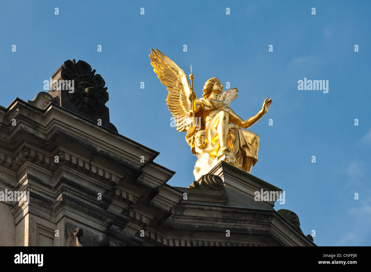 Goldener Engel auf dem Dach der Königlichen Kunstakademie Dresden. Stockfoto