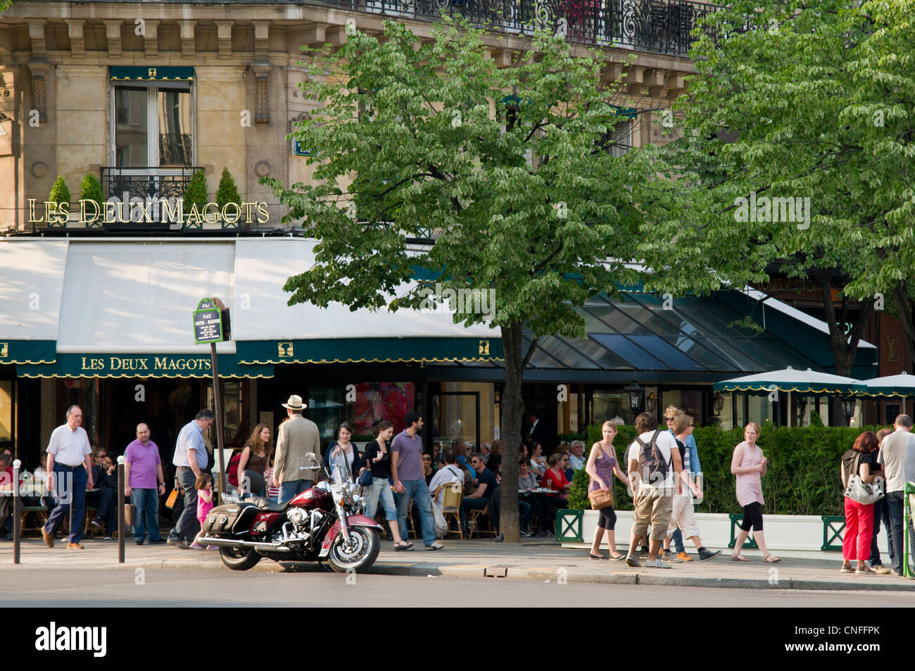 Menschen Essen im Straßencafé Les Deux Magots am Boulevard Saint-Germain in Paris, Frankreich Stockfoto