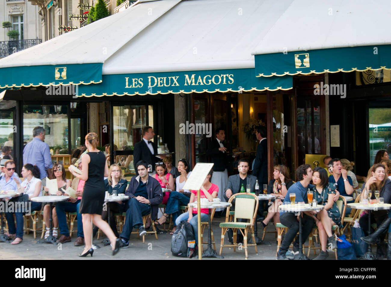 Menschen Essen im Straßencafé Les Deux Magots am Boulevard Saint-Germain in Paris, Frankreich Stockfoto