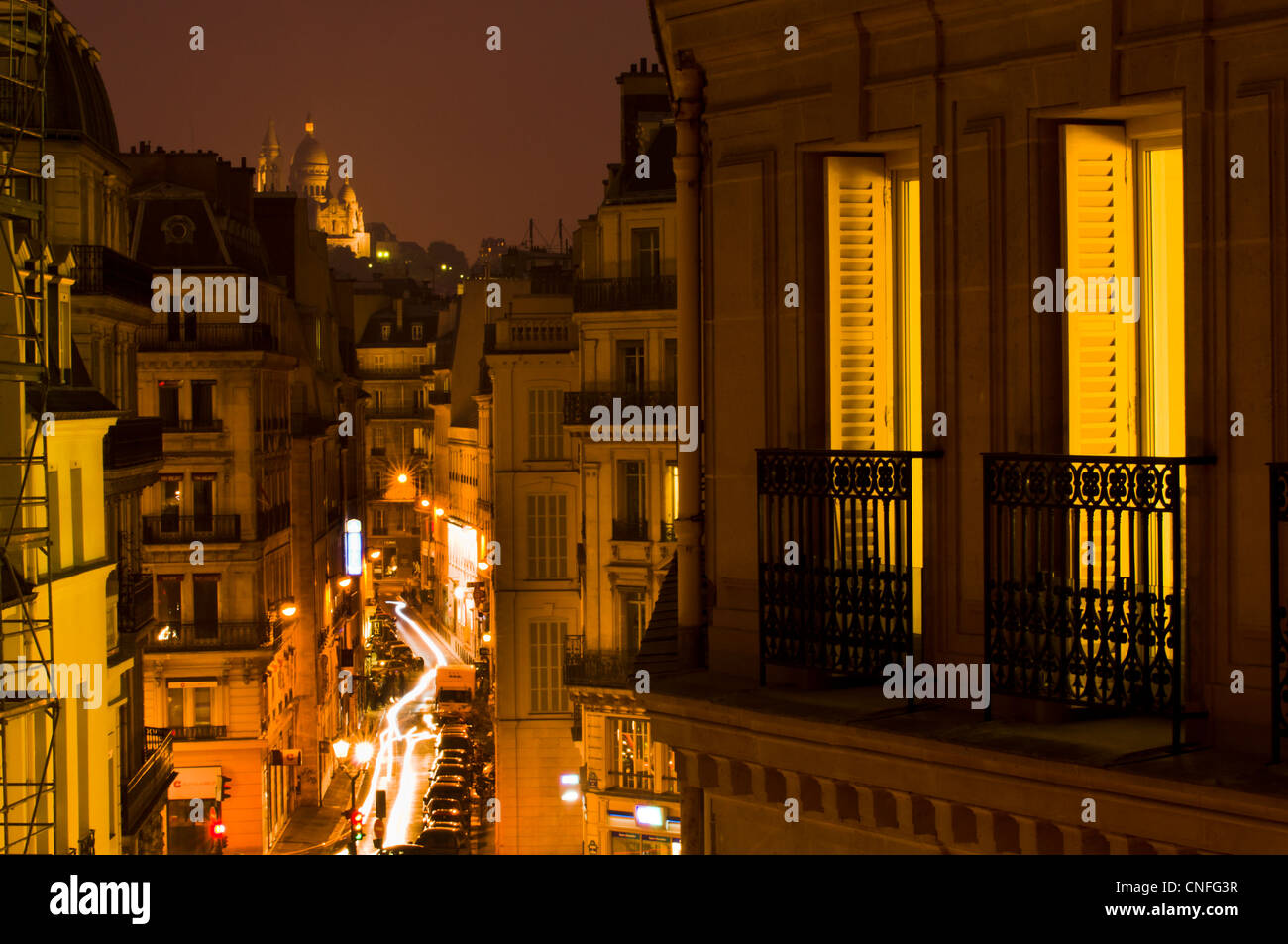 Blick auf Sacre Coeur in der Nacht mit der Kreuzung der Rue Saint-Roch und die Avenue de l ' Opera unten. Paris, Frankreich. Stockfoto