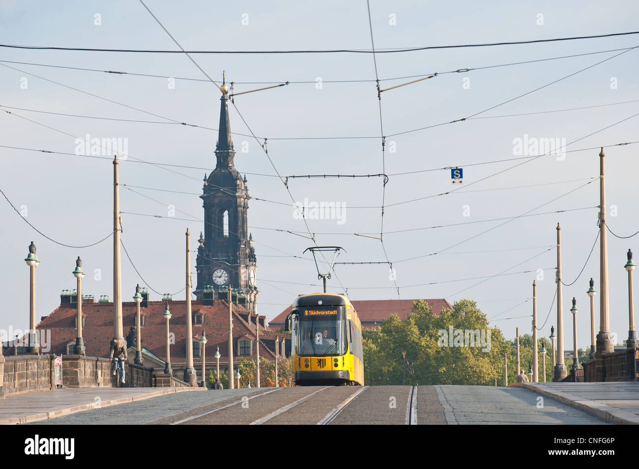 Elektrotrolley mit der Epiphanias-Kirche Dresden, Deutschland. Stockfoto