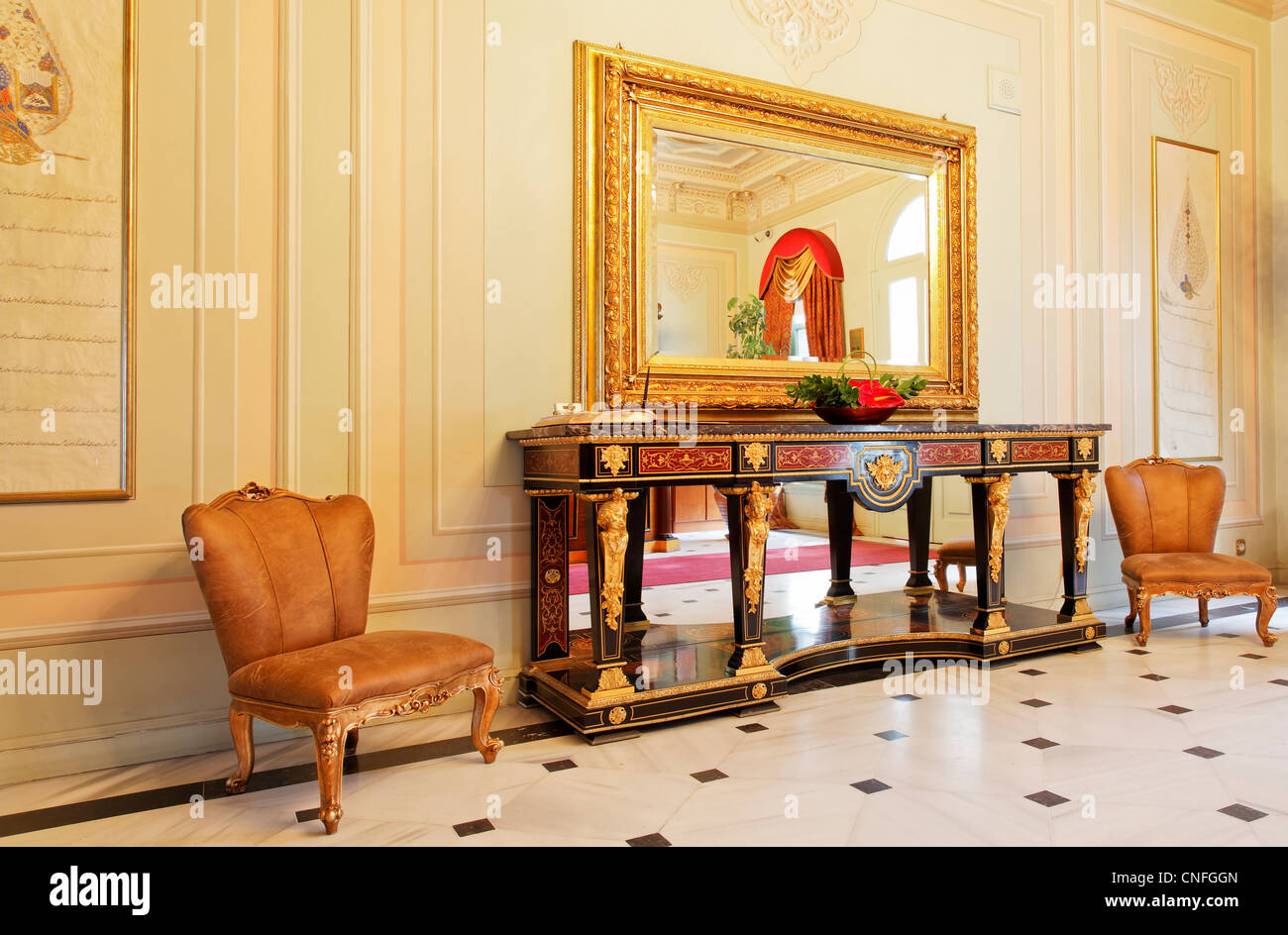 Elegante osmanischen Stil von Möbeln und Inneneinrichtungen mit getäfelten Wänden, Besucher-Stühle, großer Spiegel, Beistelltisch Stockfoto