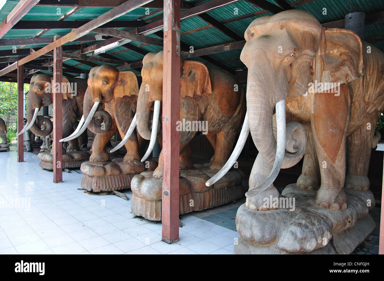 Geschnitzte Elefanten bei The Royal Thai Wood Carving Centre, Don Kruay, Damnoen Saduak, Provinz Ratchaburi, Thailand Stockfoto