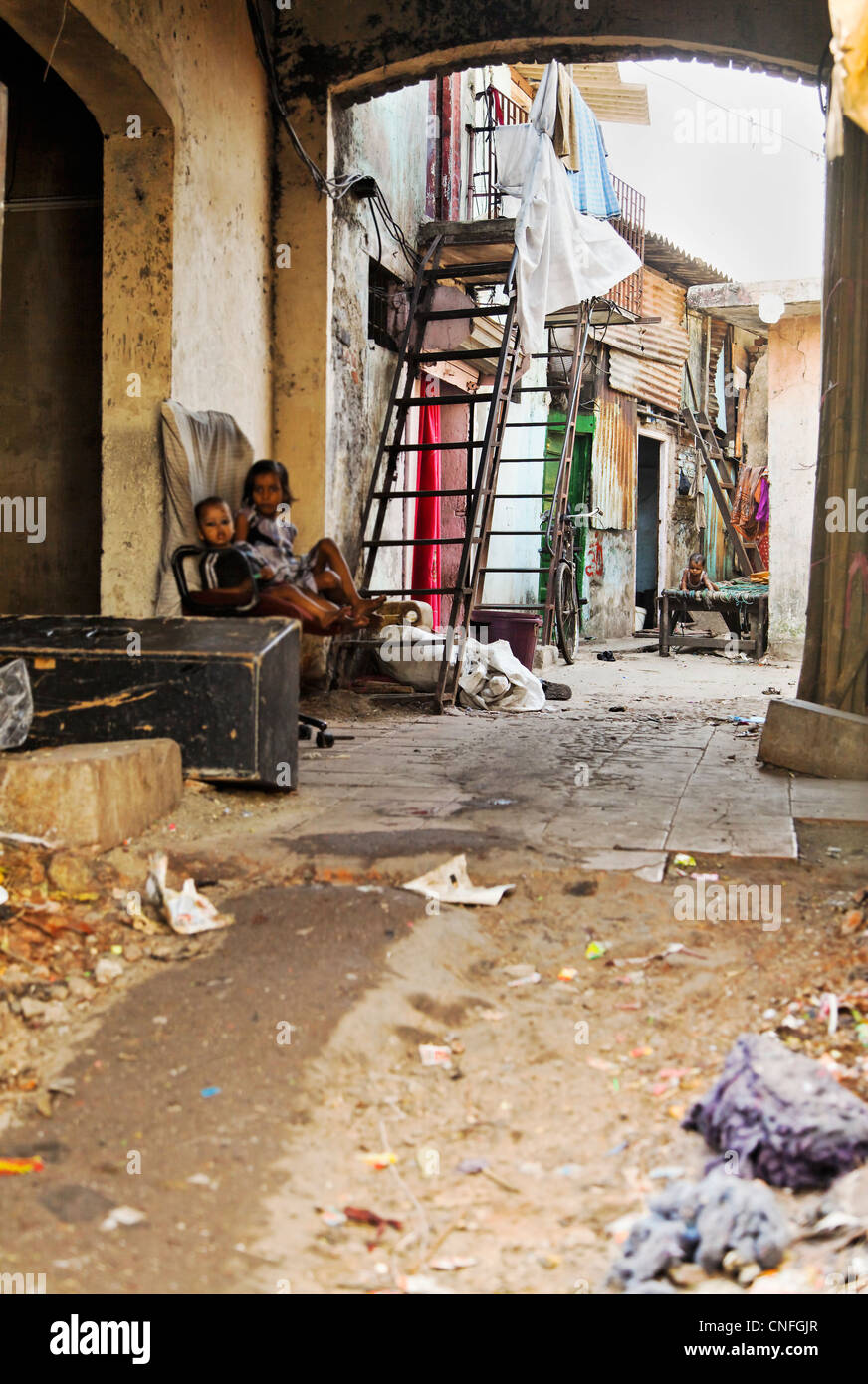 Schmutzigen Wohngebiet an der kommerziellen Hand gewaschen Wäsche dem Arbeitnehmer als ihre Wohnräume verwenden Stockfoto