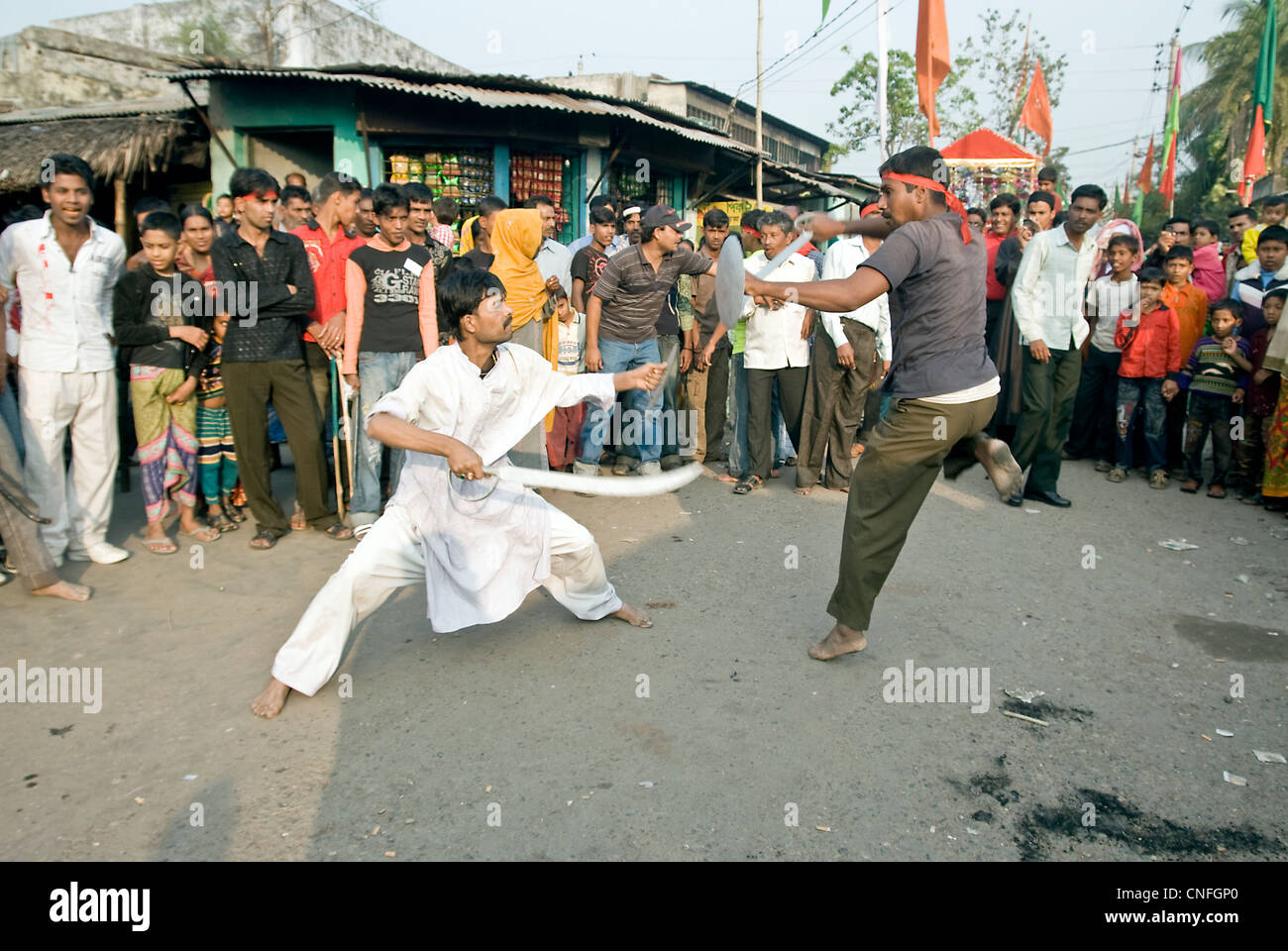 Mann kämpfen während des jährlichen moslemischen Festivals Muharram in Khulna Bangladesch Stockfoto