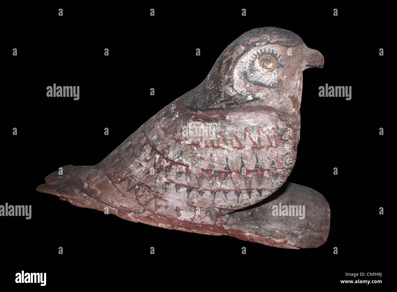 Geschnitzte Hawk verbunden mit der ägyptischen Gott Sokar und platziert auf Top der Holzsärge Stockfoto