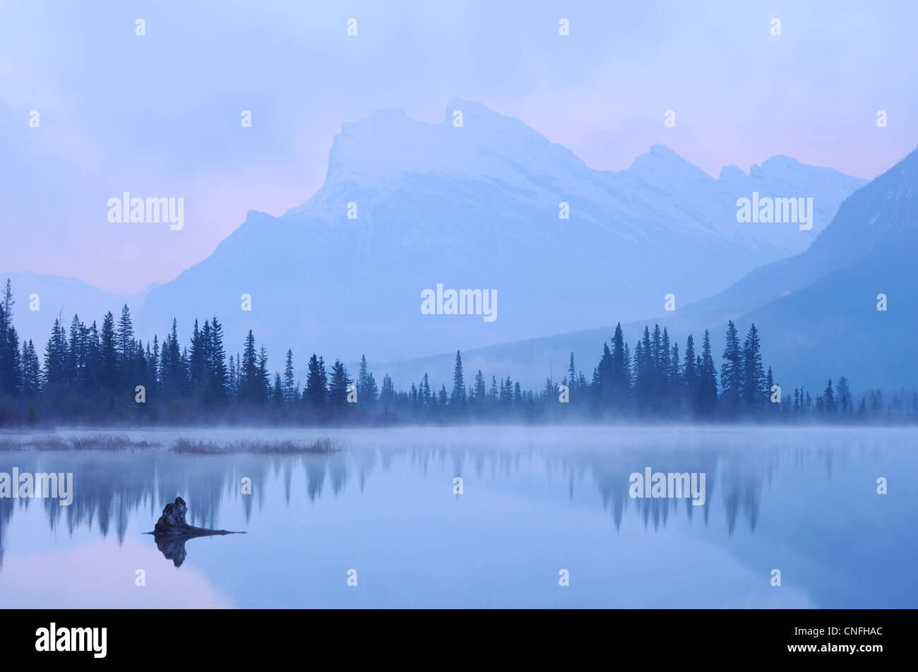 Vermilion See mit Mount Rundle im Hintergrund, Banff Nationalpark, Alberta, Kanada Stockfoto