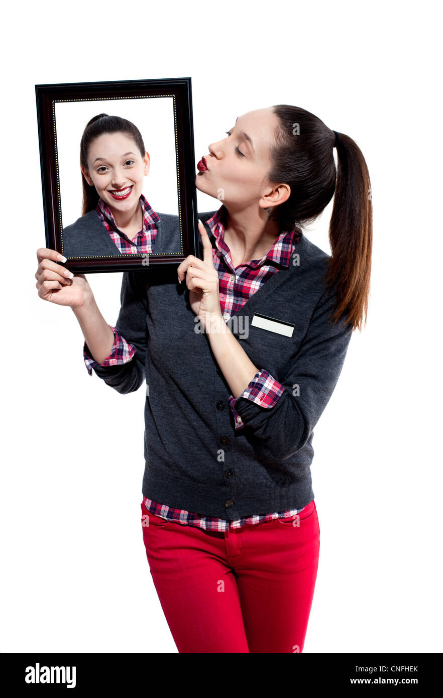 Junge Frau küssen Bild von sich selbst Stockfoto
