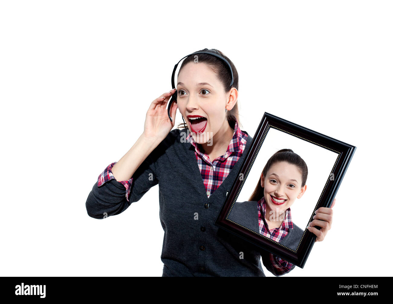 Junge Frau am Kopfhörer mit Bild von sich selbst Stockfoto