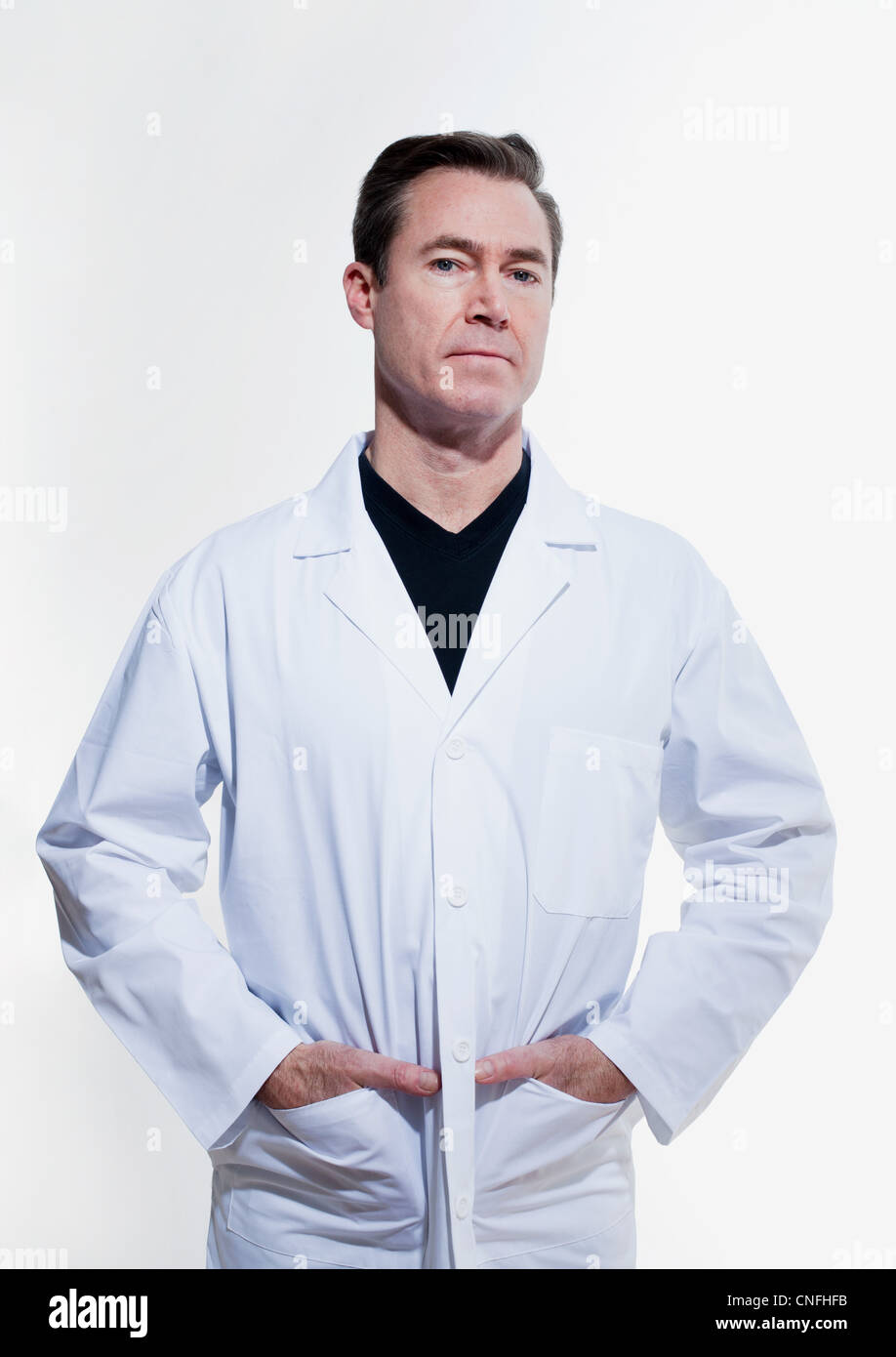 Arzt mit Händen in den Taschen der Laborkittel Stockfoto