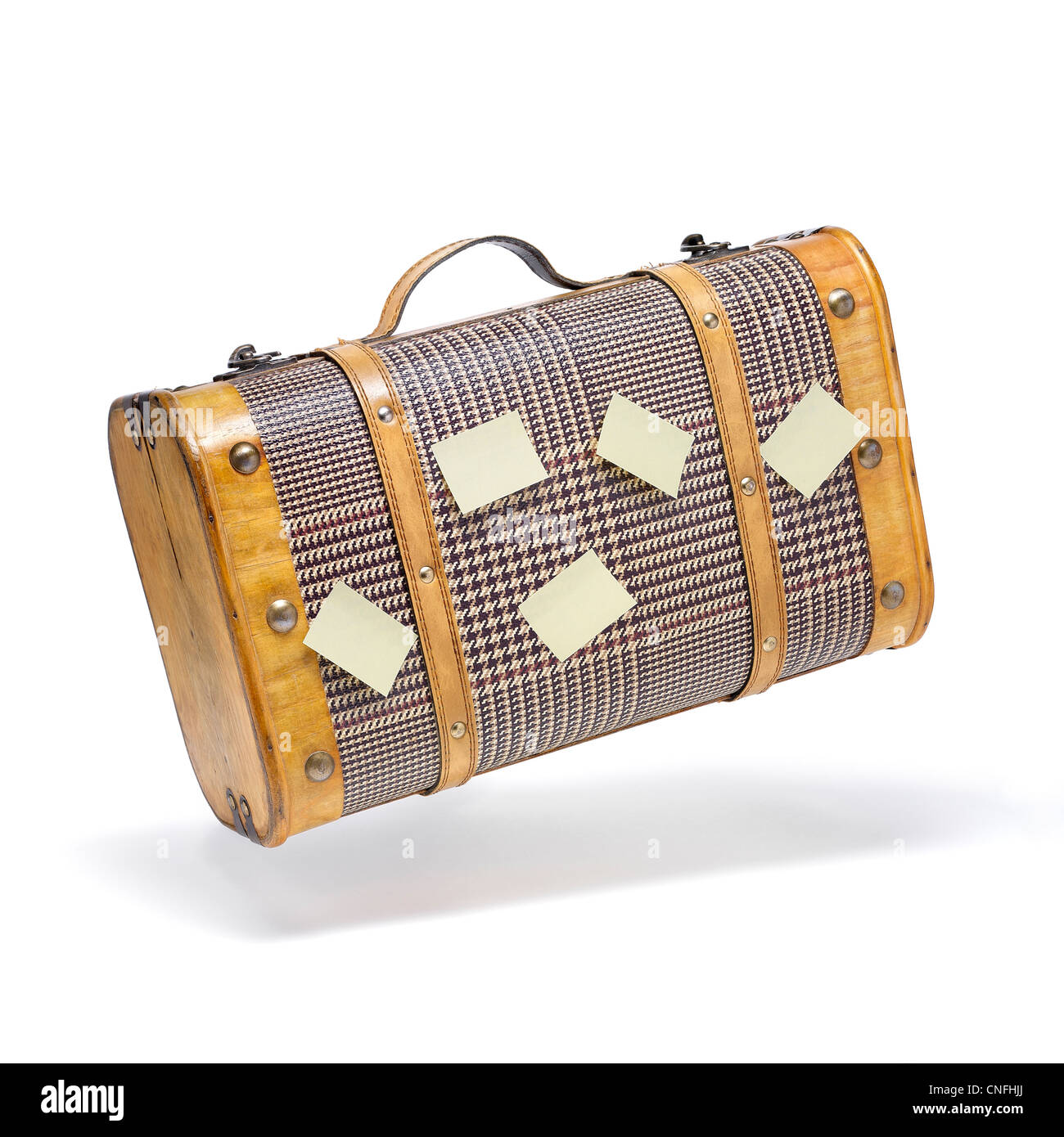 Klassische Koffer in fliegende Bewegung mit leere Post-It für Nachrichten. Stockfoto
