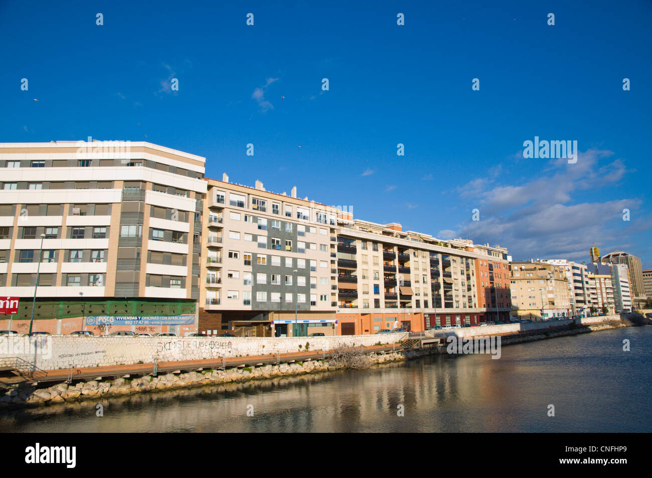 Wohnhäuser entlang Rio Guadalmedina Malaga Andalusien Spanien Mitteleuropa Stockfoto