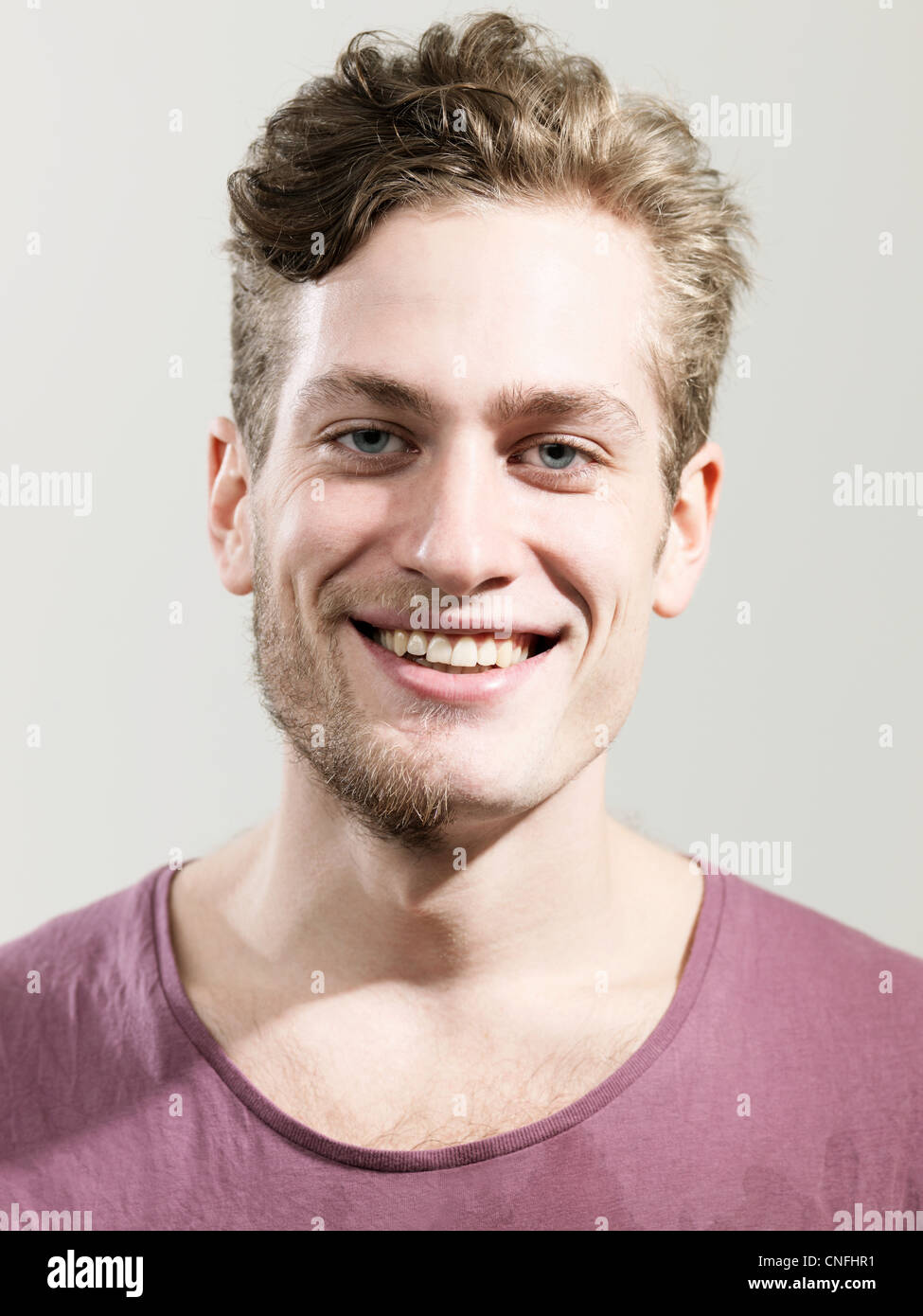 Porträt von halb rasierten jungen Mann, Studio gedreht Stockfoto