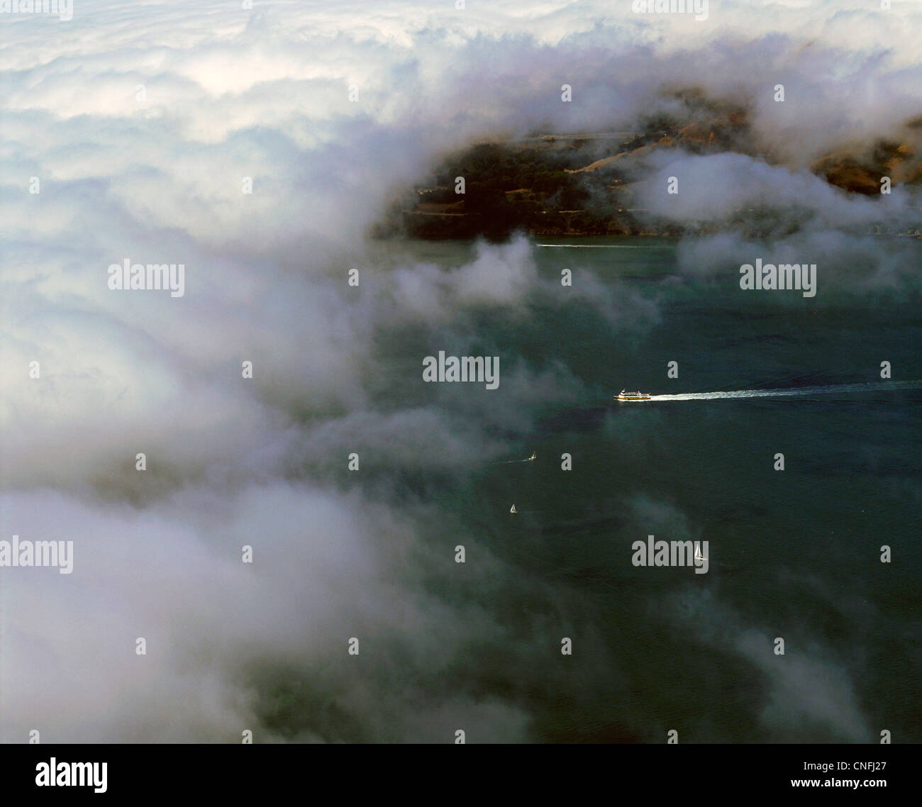 Luftaufnahme über San Francisco Vallejo Fähre verschwindet des Nebels über der Bucht von San Francisco Stockfoto
