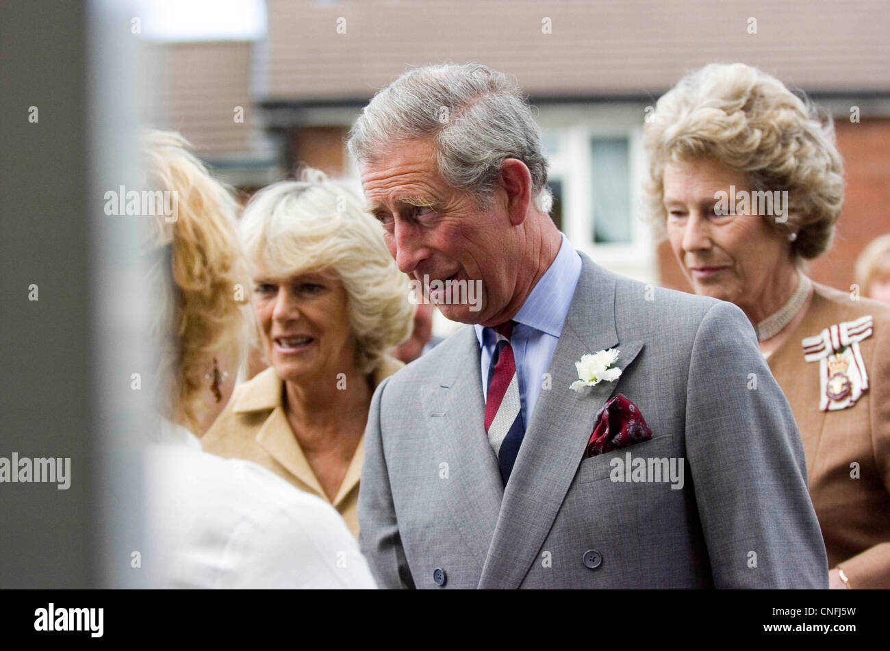 Prinz Charles und seine Frau Camilla, die Herzogin von Cornwall, während eine königliche Besuch Ystradgynlais. Stockfoto