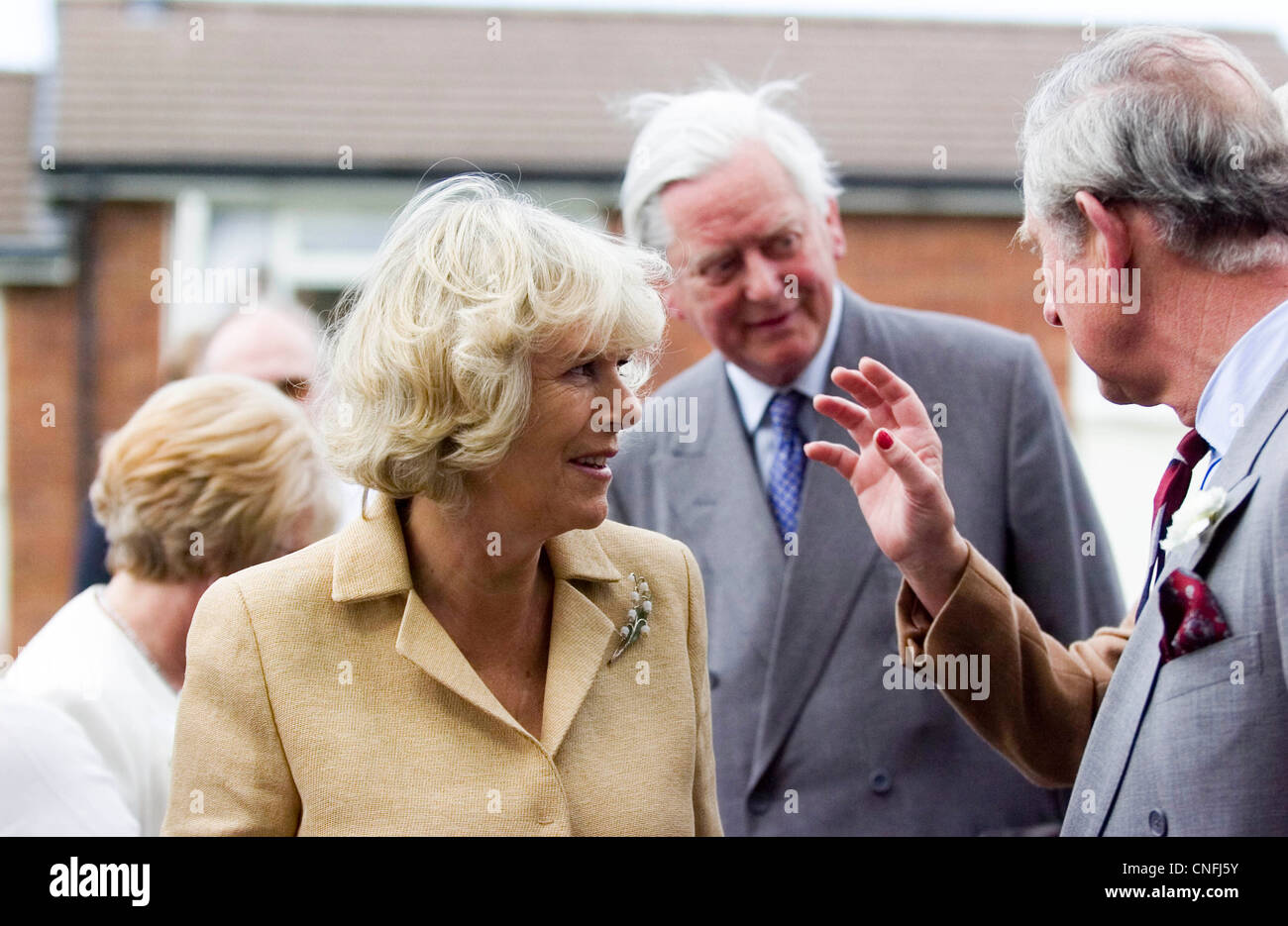 Prinz Charles und seine Frau Camilla, die Herzogin von Cornwall, während eine königliche Besuch Ystradgynlais. Stockfoto