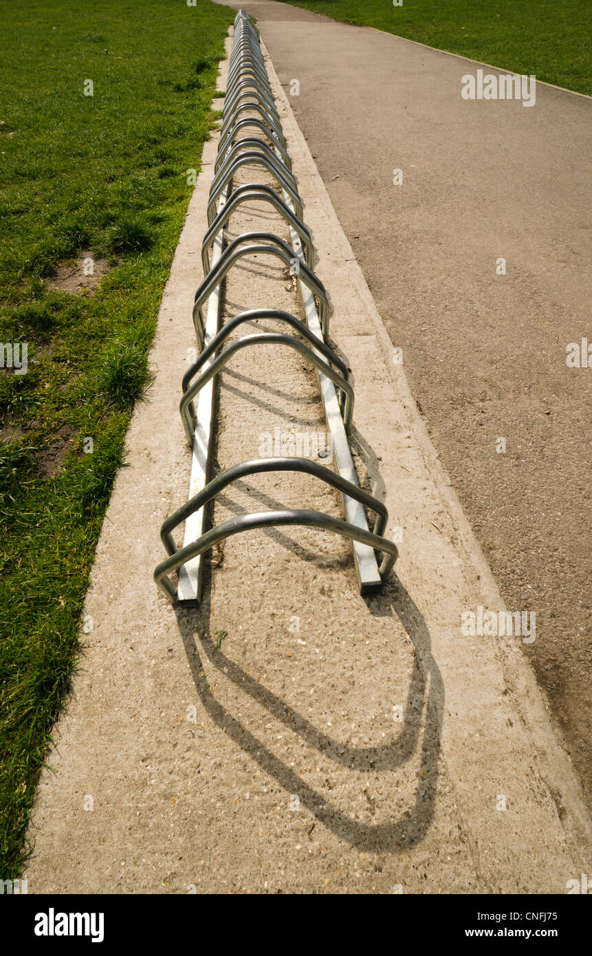 Eine Reihe von Metall freie Fahrradstellplätze. Stockfoto