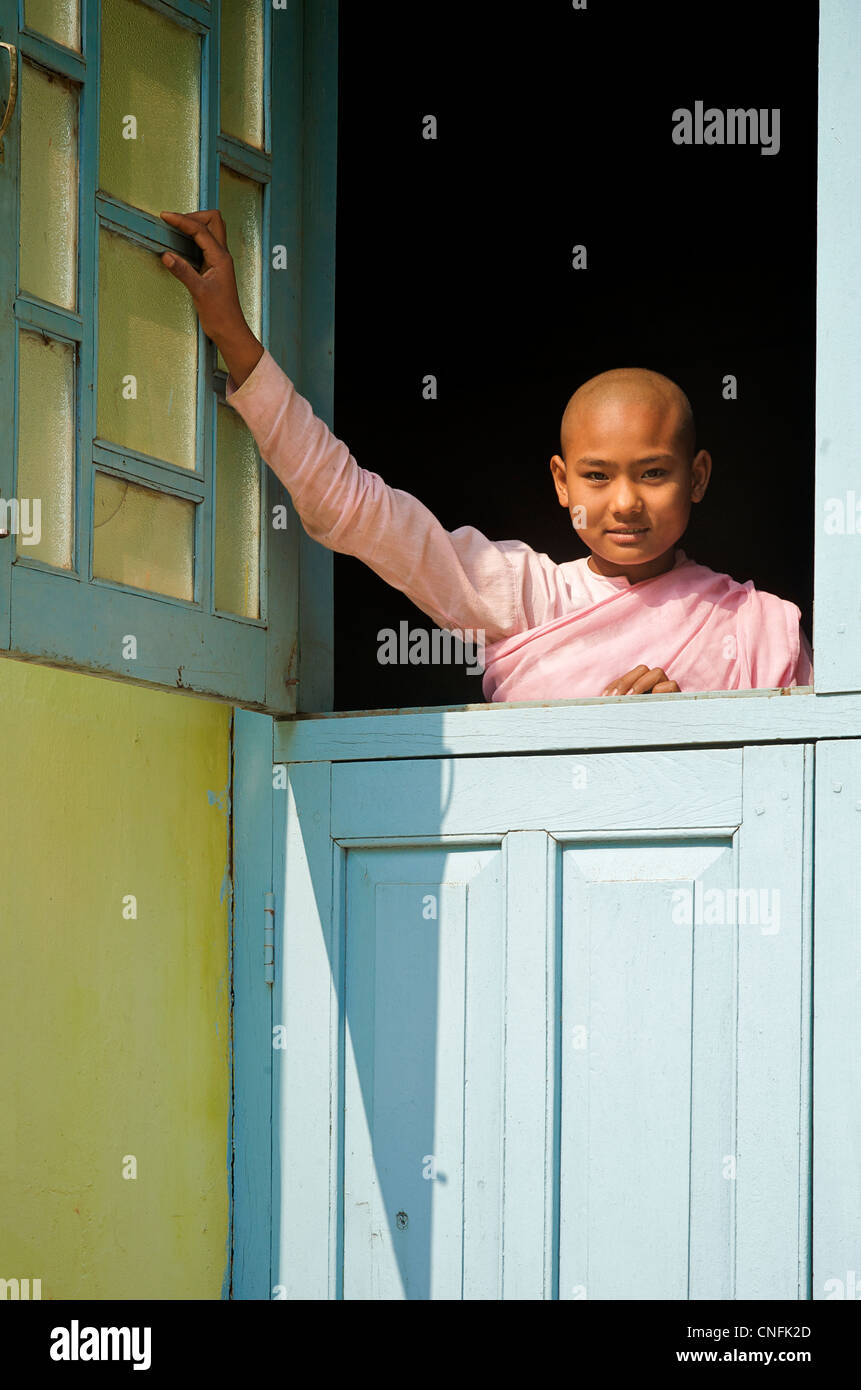 Buddhistische Nonne am Fenster ein Nonnenkloster. Thanboddhay Paya, Monywa, Burma. Myanmar Stockfoto