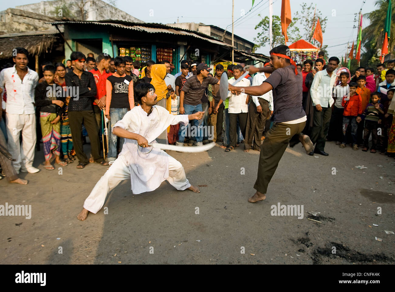 Mann kämpfen während des jährlichen moslemischen Festivals Muharram in Khulna Bangladesch Stockfoto