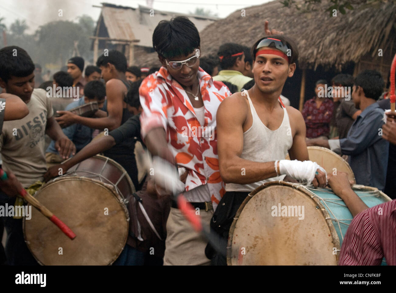 Junge Trommler während der Muharram muslimischen fest Feier in Khulna, Bangladesh Stockfoto