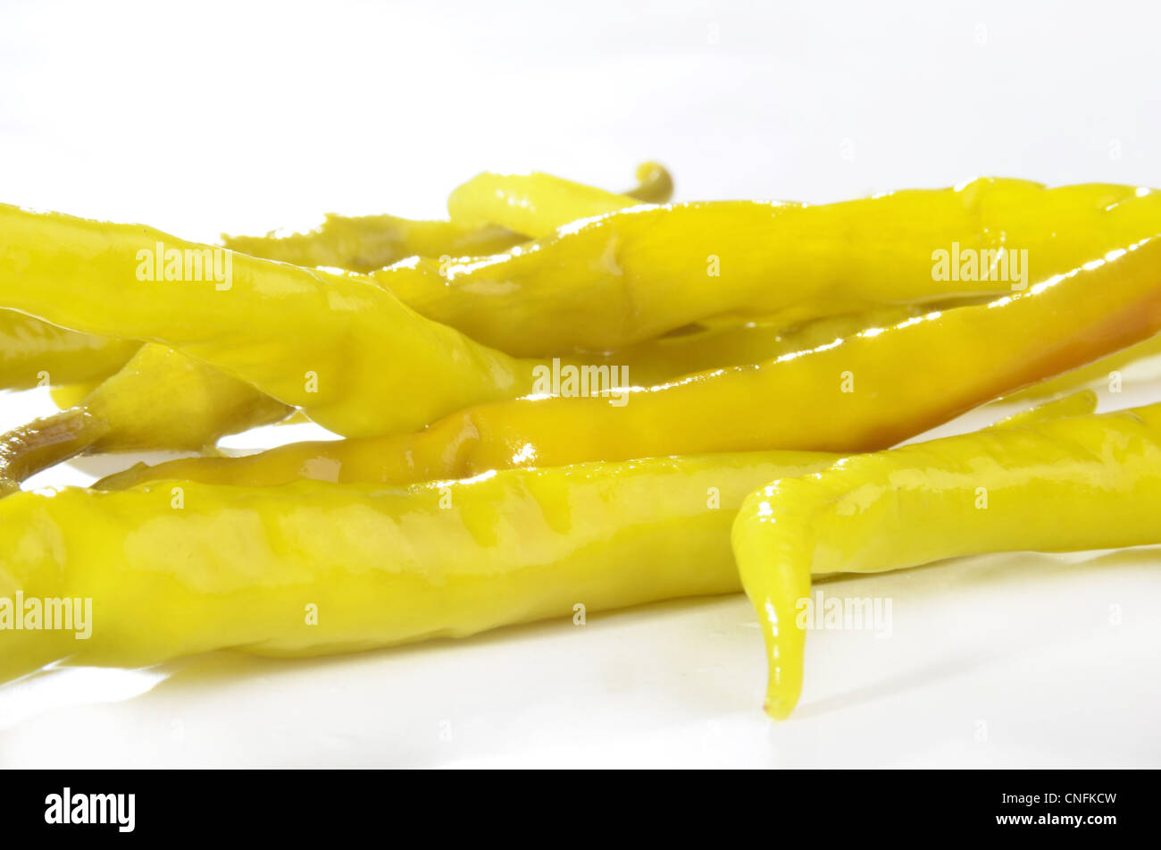 eingelegte Chilischoten auf hellem Hintergrund Stockfoto