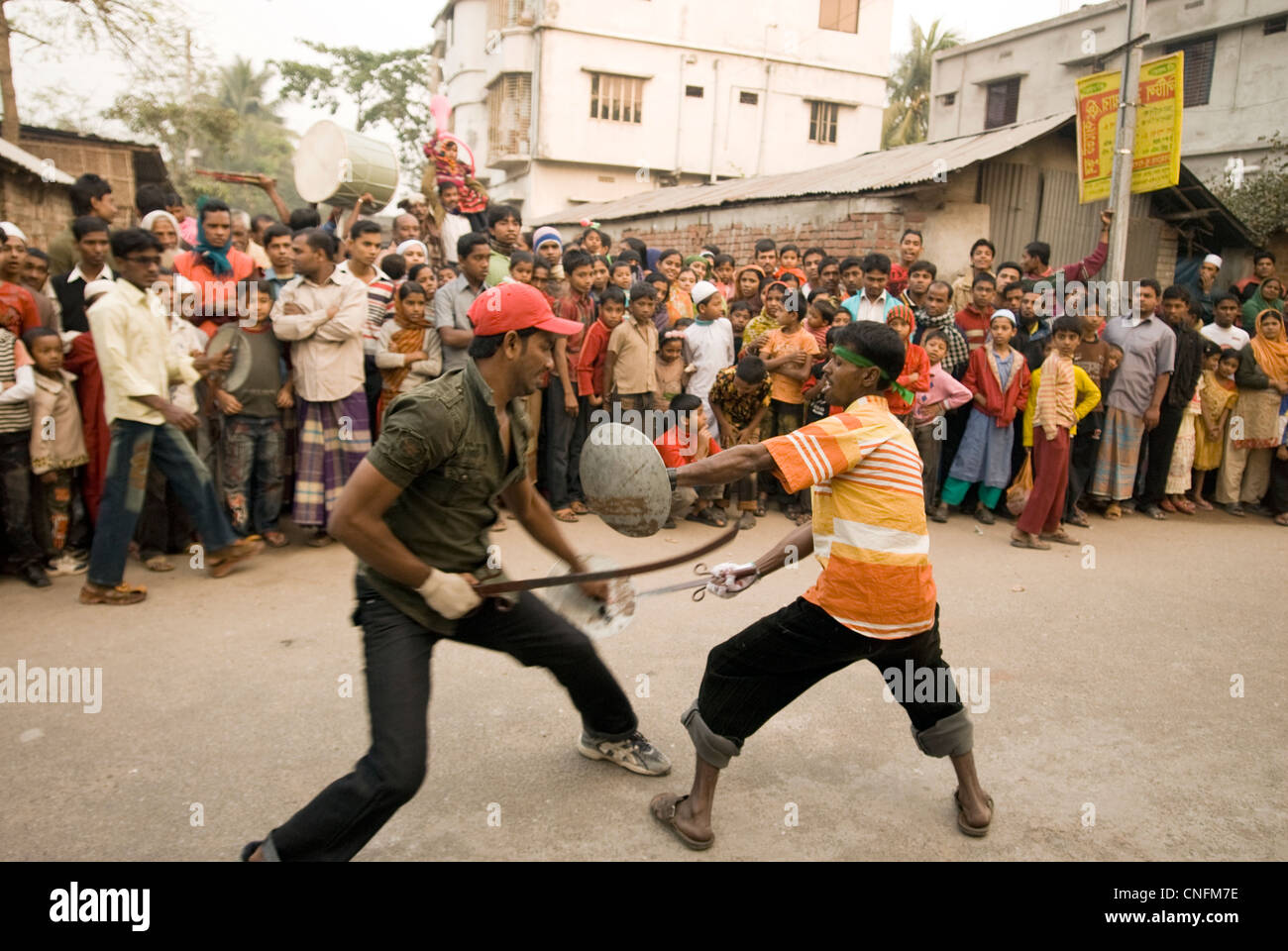 Mann kämpfen während des jährlichen moslemischen Festivals Muharram in Khulna Bangladesch Stockfoto