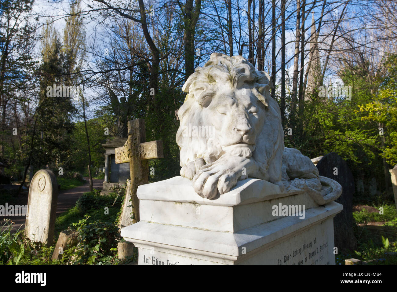 Löwenstatue am Grab von Frank Bostock (Dompteur). Abney Park Cemetery, Stoke Newington, Hackney, London, England, UK Stockfoto